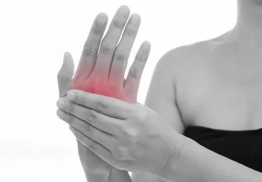 Quelle maladie provoque des douleurs dans les mains ?